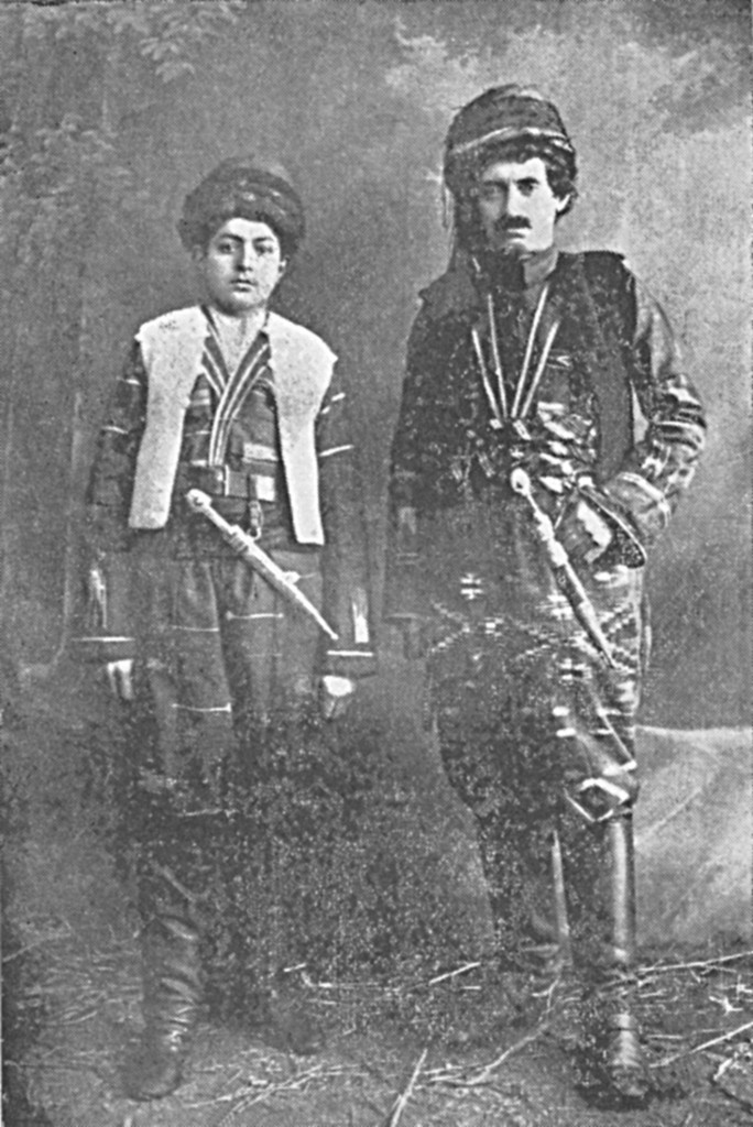 (Üstad Bedîüzzaman Hazretleri Birinci Cihan Harbi’nin akabinde, İstanbul’da Biraderzadesi Abdurrahman ile birlikte.)