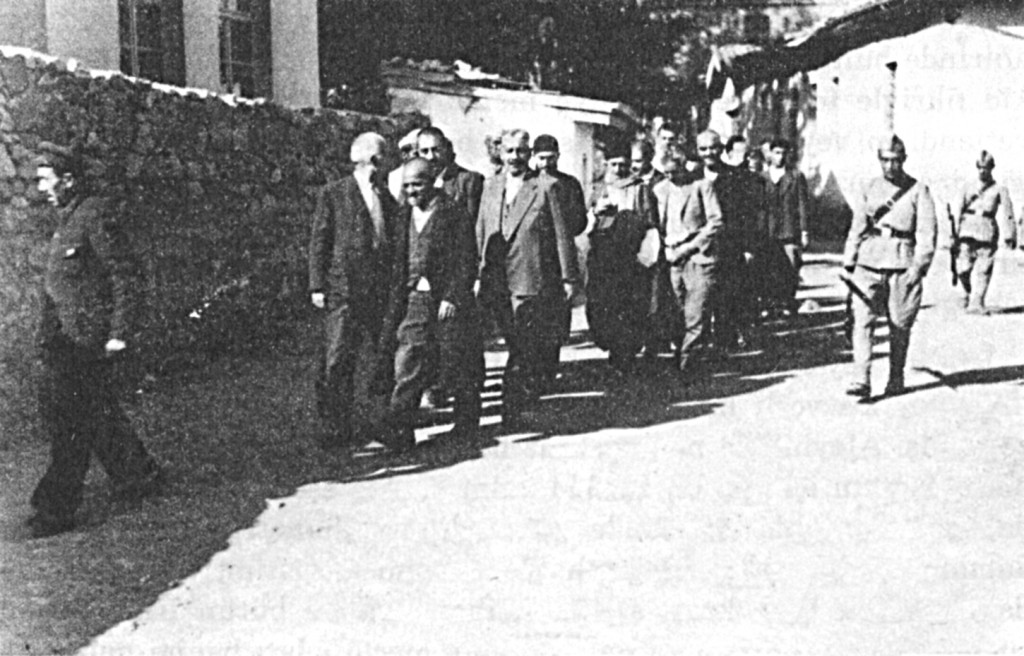 Devr-i sâbığın Bedîüzzaman ve talebelerine reva gördüğü zulümlerden bir numune. (Bedîüzzaman ve talebeleri büyük bir cürmün fâili imiş gibi silahlı muhafızlar arasında Afyon Hapishanesinden mahkemeye götürülürken)