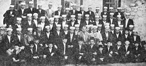 (Risale-i Nur Türkiye’de olduğu gibi Avrupa’da ve Amerika’da da yayılmış ve birçok okuyucu kitlesi bulmuştur. Türkiye’de neşrolan Risale-i Nur Külliyatı’ndan istifade ederek, Kur’an nuru ile nurlanan Avrupa’daki Nur talebelerinden bir grup hocalarıyla bir arada)