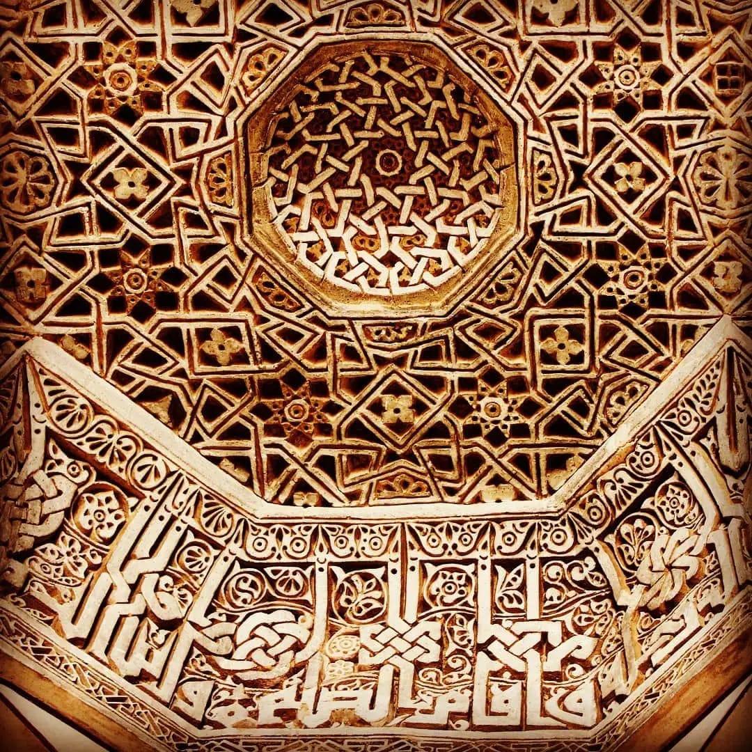 تلميذ القرآن: عبدٌ عزيز.. وتلميذ الفلسفة: فرعونٌ ذليل.