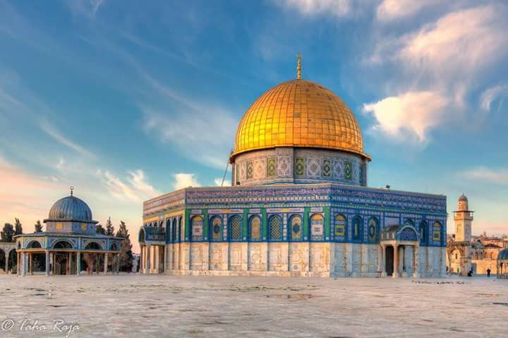 فإن الله تعالى دعا عبدَه إلى حضرته ليكلفه بمهمة، فأسرى به من المسجد الحرام إلى المسجد الأقصى مجمعِ الأنبياء، وبعد لقائه بهم وإظهار أنه الوارث المطلق لأصول أديان جميع الأنبياء، سيَّره في جولةٍ في ملكه وسياحةٍ في ملكوته حتى أبلغه سدرةَ المنتهى فكان قاب قوسين أو أدنى.