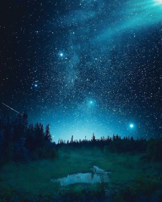 (فلا أقسم بالخُنَّس * الجَوارِ الكُنَّس).. هذه الآية تَعرِض أمامَ نَظَرِ المُشاهِدِ نَقْشًا بَدِيعًا مُتقَنَ الصُّنعِ في وَجهِ السَّماءِ، وتَرسُمُ لَوْحةً رائِعةً تُلَقِّنُ العِبرةَ والدَّرس.