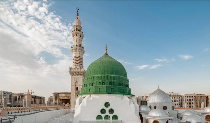 فإن أقوال الرسول صلى الله عليه وسلم وأفعالَه وأحوالَه وأطوارَه وحركاته وسَكَناته هي منبع الدين ومصدر الأحكام والشريعة، وإذا كان أصحابه قد نقلوا إلينا شؤونه الظاهرة، فإن زوجاته الطاهرات قد نقلْنَ شؤونه الشخصية الخاصة.