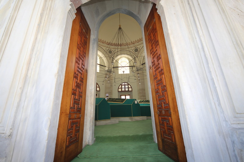 Giriş eyvanından sandukalara bakış